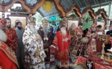 Винесення чесних древ Животворящого Хреста Господнього